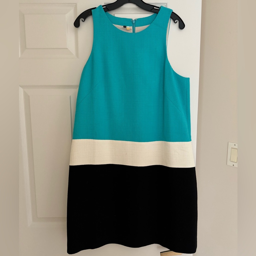 Beautiful sleeveless colorblock mini dress